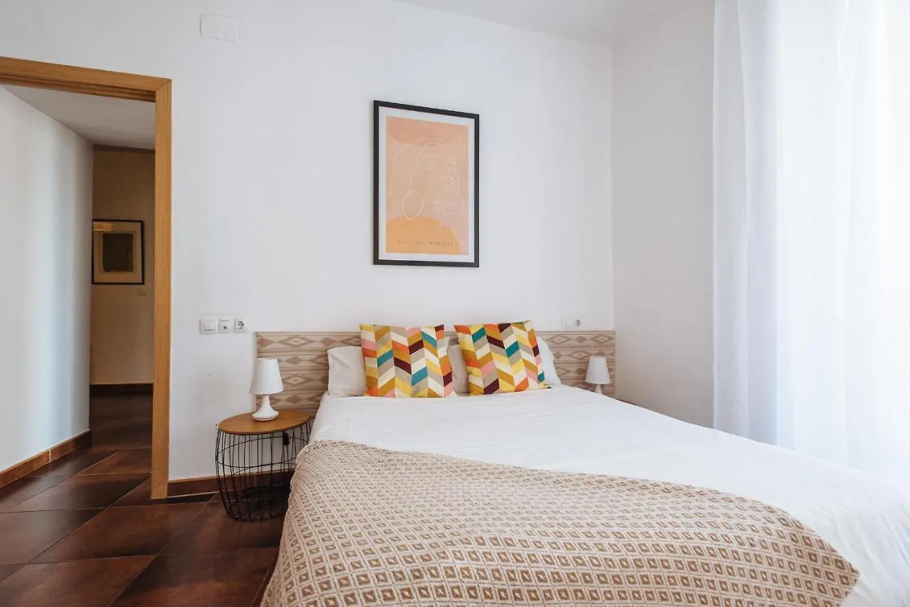 Homeyseville- Bright Apartment At Santa Cruz 6 Pax, Parking Optional  Sevilha
